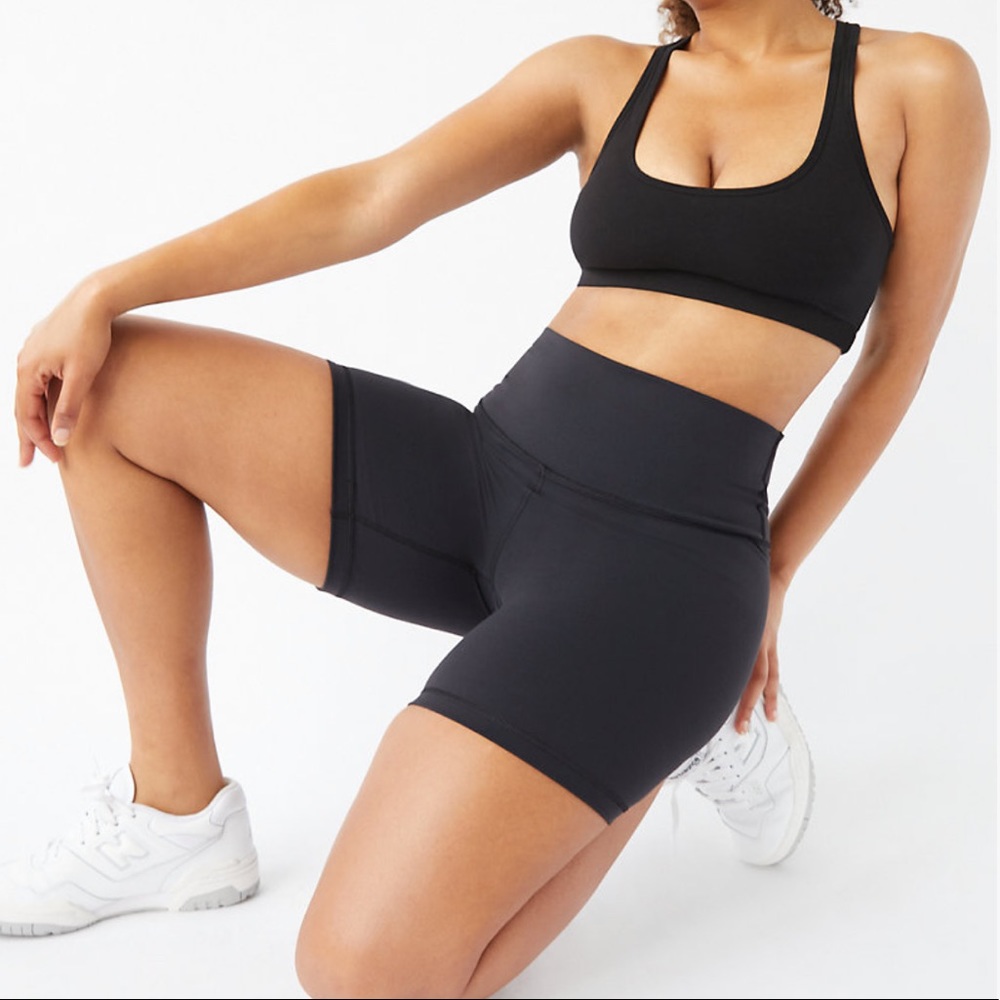 Aritzia TNA LIFE Cheeky Hi-Rise 7” Short Size Small